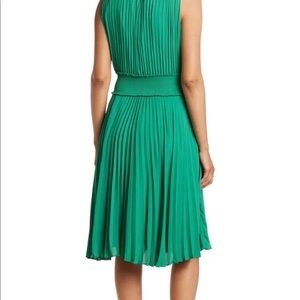 Pleated woven midi dress 👗